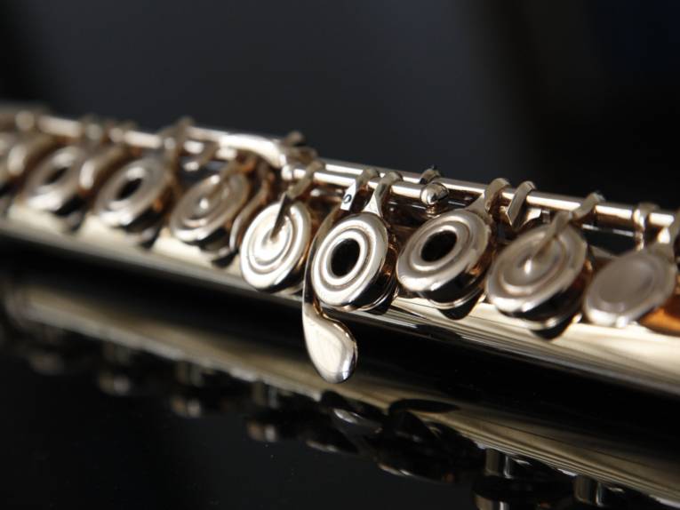 Blick auf die Tonlöcher einer Querflöte.